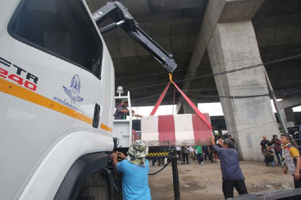 “รฟท.”สนธิกำลังลุยไล่ผู้บุกรุก   เคลียร์พื้นที่รับรถไฟสายสีแดง  