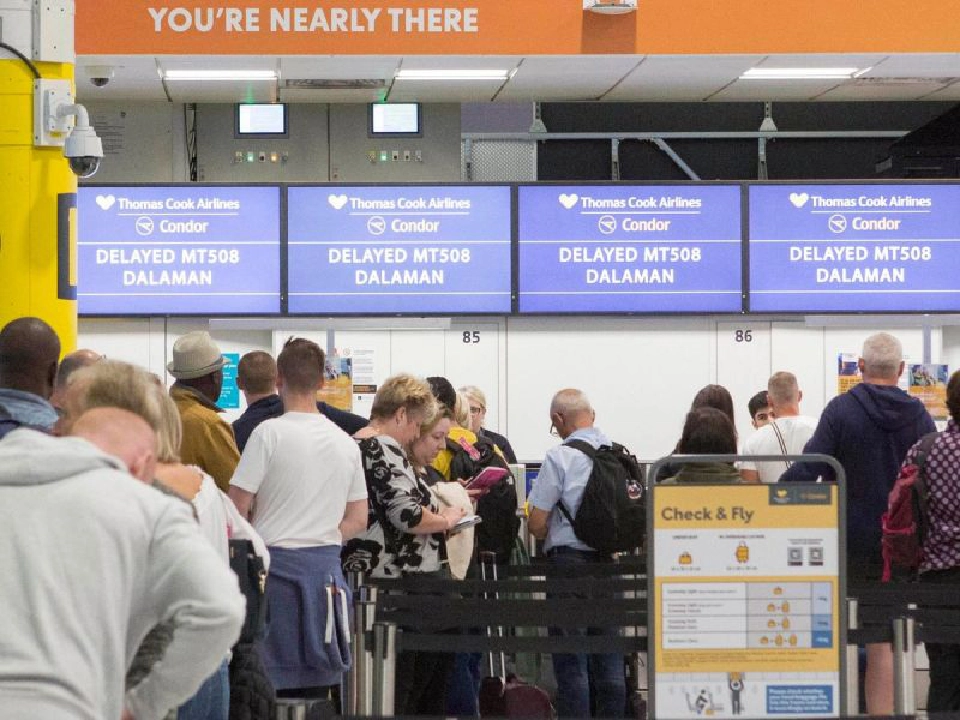 นักท่องเที่ยวต้องเคว้งคว้างเมื่อทุกเที่ยวบินของโทมัส คุก ถูกยกเลิก 