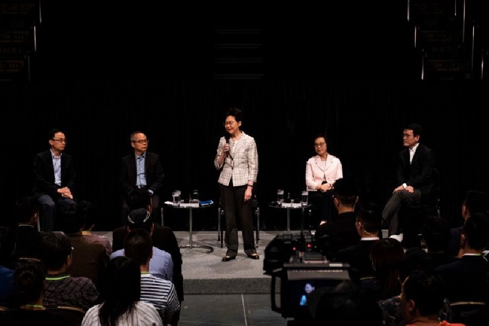 โดนจวกสร้างภาพ ‘แคร์รี แลม’ พบประชาชนรอบแรก แค่รับฟัง 