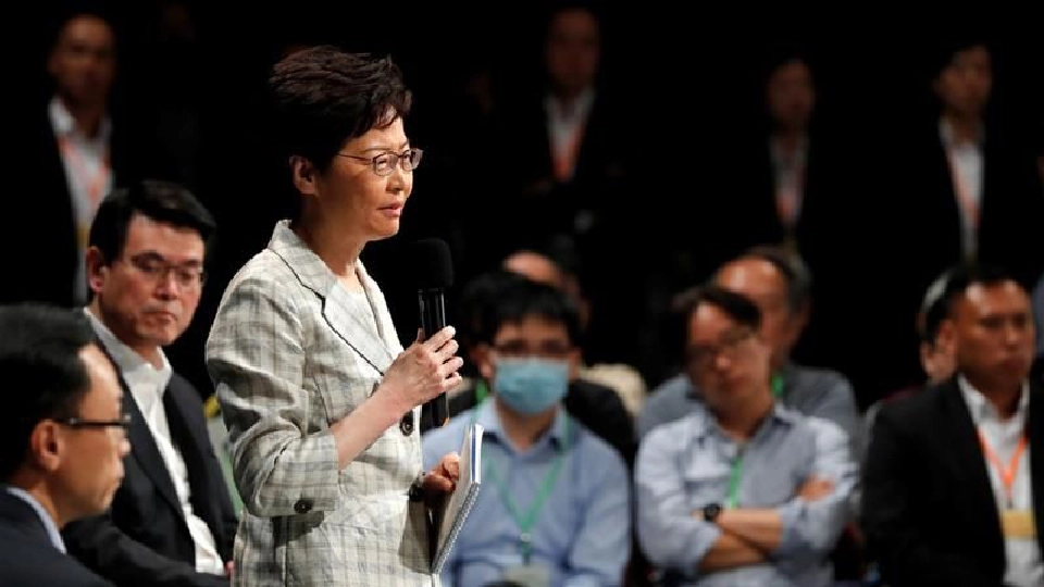 โดนจวกสร้างภาพ ‘แคร์รี แลม’ พบประชาชนรอบแรก แค่รับฟัง 