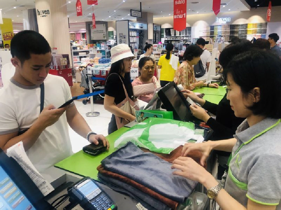 คนแห่ “ชิม ช้อป ใช้”  โรบินสันคึกคัก