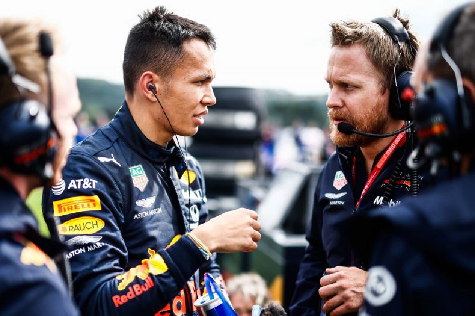 อเล็กซ์ อัลบอน พาธงไตรรงค์ไปโบกสบัดในเวที F1