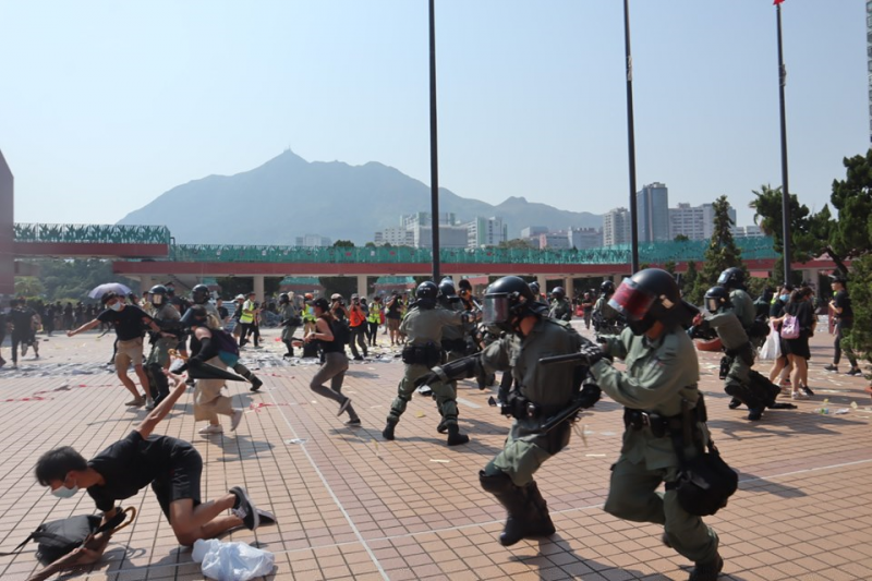 การตะลุมบอนในช่วงบ่ายที่ย่านเถินหมั่น ภาพ HKFP