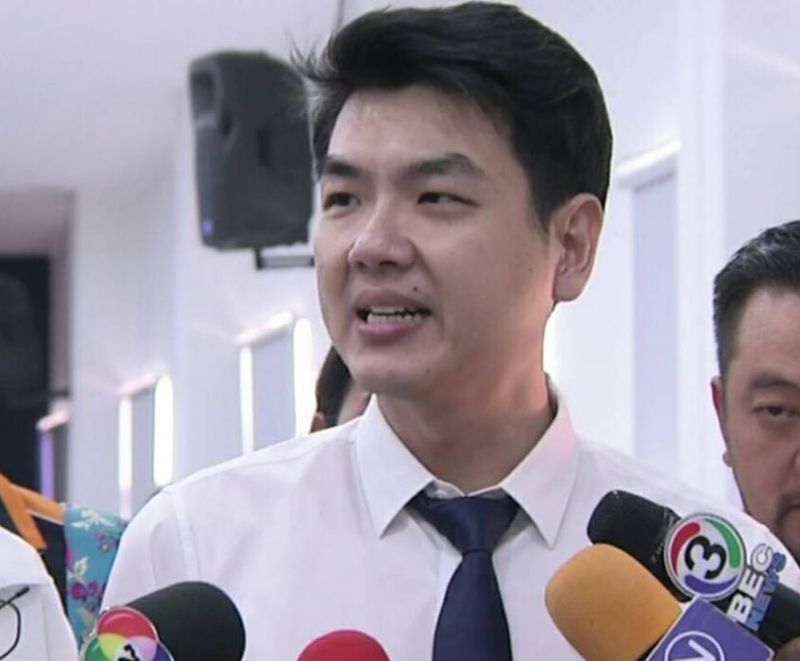 ปิยบุตร แสงกนกกุล 