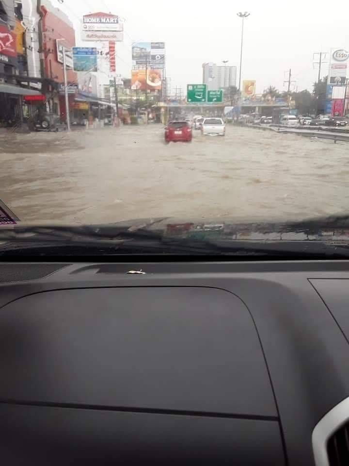 พัทยาก็ท่วมเก่ง! น้ำรอระบายหลังฝนกระหน่ำ