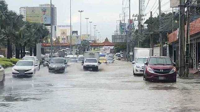 พัทยาก็ท่วมเก่ง! น้ำรอระบายหลังฝนกระหน่ำ