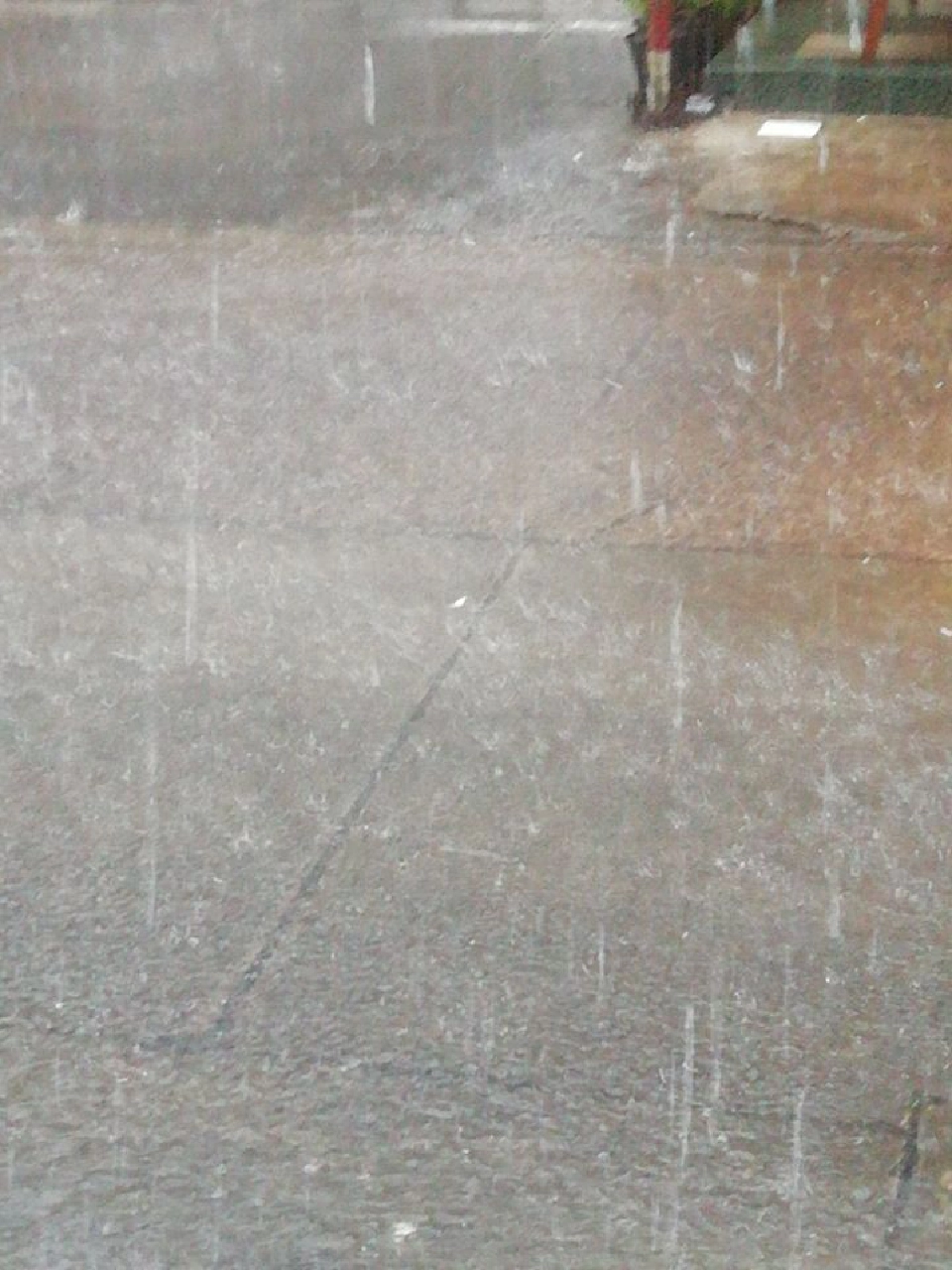 "ลมหัวกุด" ทำคนกระเจิง หลังฝนกระหน่ำ "ลูกเห็บตก" หลายพื้นที่