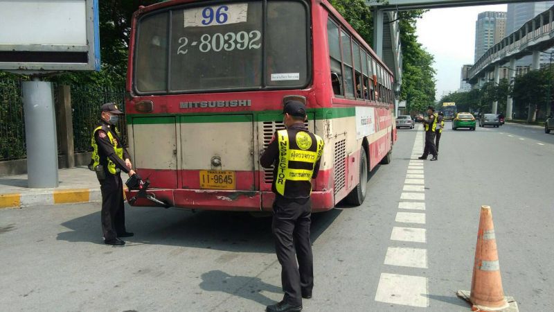 กรมการขนส่งทางบก ตรวจเข้มควันดำ ย่านจตุจักร