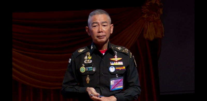 "ผบ.ทบ." ปลุกพลังรักชาติ สะกดน้ำตา ถามธนาธร วางแผนอะไรกับ "โจชัว หว่อง"