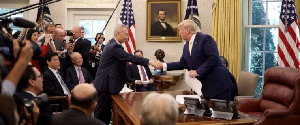 ประธานาธิบดีทรัมป์จับมือแสดงความยินดีกับนายหลิว เหอ หัวหน้าคณะเจรจาของจีน