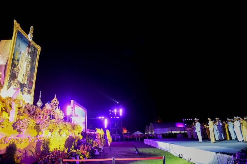 นายกฯนำจุดเทียนน้อมรำลึกในพระมหากรุณาธิคุณ ในหลวงร.9