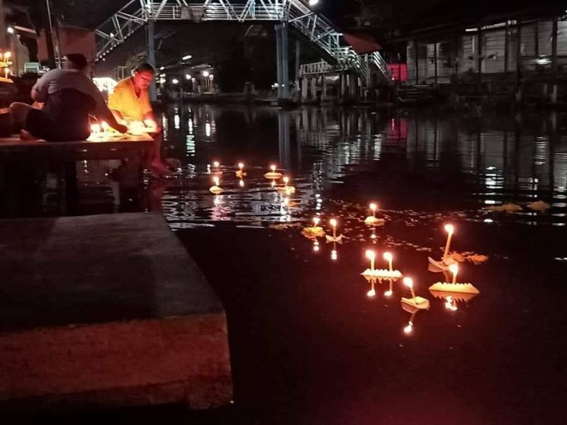 ชาวคลองดำเนินฯ จุดเทียนน้อมรำลึกในหลวงร.9