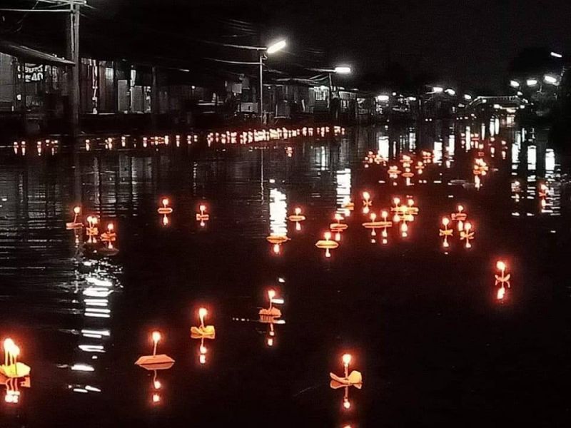 ชาวคลองดำเนินฯ จุดเทียนน้อมรำลึกในหลวงร.9