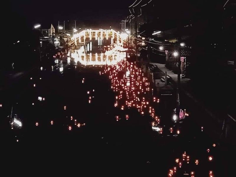 ชาวคลองดำเนินฯ จุดเทียนน้อมรำลึกในหลวงร.9