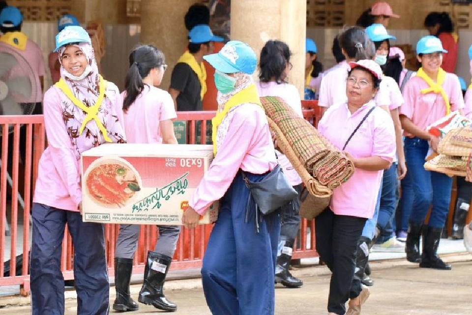 นิสิตจุฬาฯร่วมฟื้นฟูน้ำท่วมอุบลตามโครงการจิตอาสา 904 วปร.