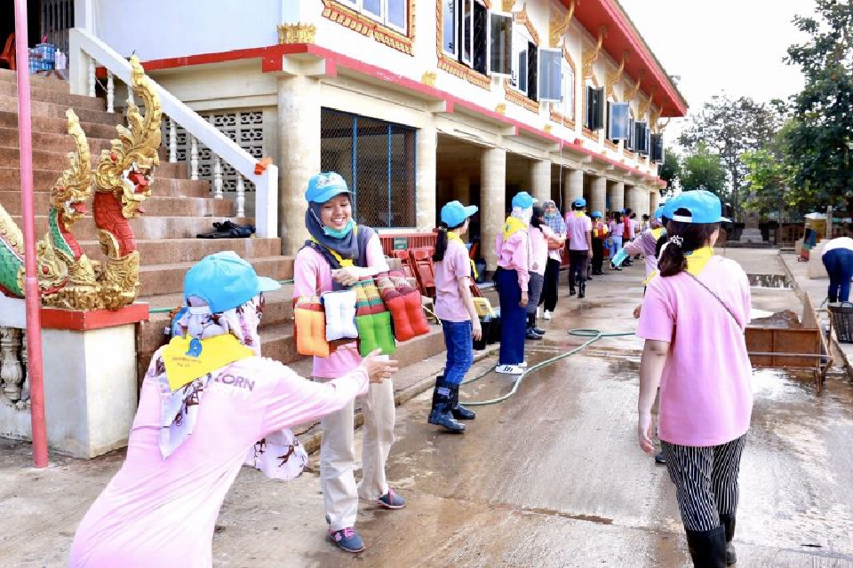 นิสิตจุฬาฯร่วมฟื้นฟูน้ำท่วมอุบลตามโครงการจิตอาสา 904 วปร.