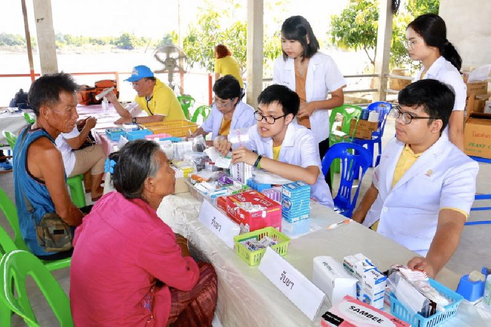 นิสิตจุฬาฯร่วมฟื้นฟูน้ำท่วมอุบลตามโครงการจิตอาสา 904 วปร.