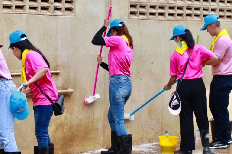 นิสิตจุฬาฯร่วมฟื้นฟูน้ำท่วมอุบลตามโครงการจิตอาสา 904 วปร.