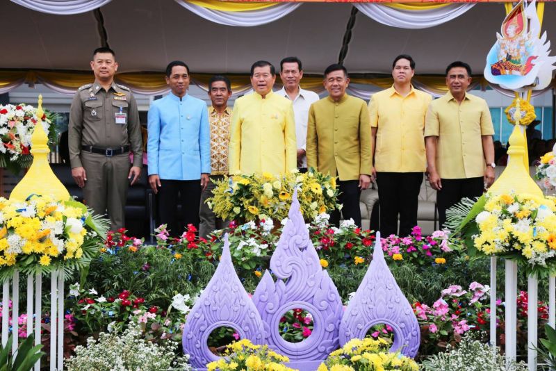 มท.2 เปิดงานประเพณีลากพระ-ตักบาตรเทโว จังหวัดสงขลา
