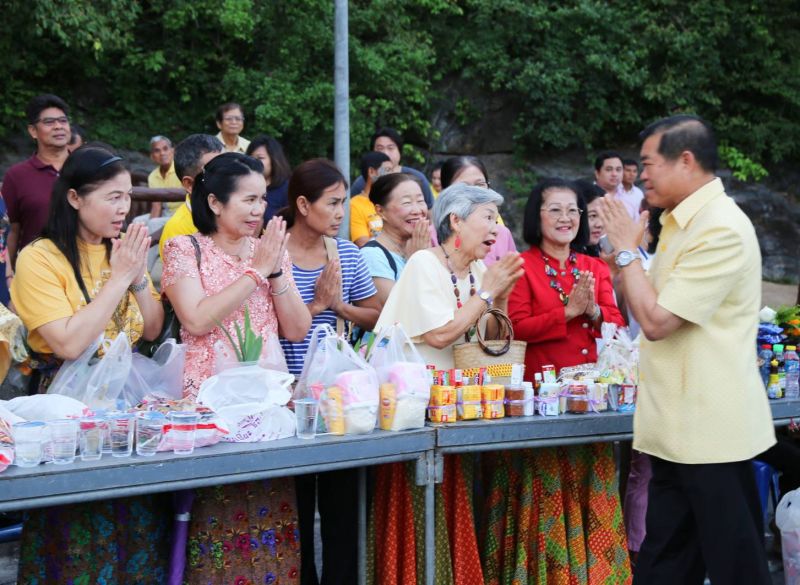 มท.2 เปิดงานประเพณีลากพระ-ตักบาตรเทโว จังหวัดสงขลา