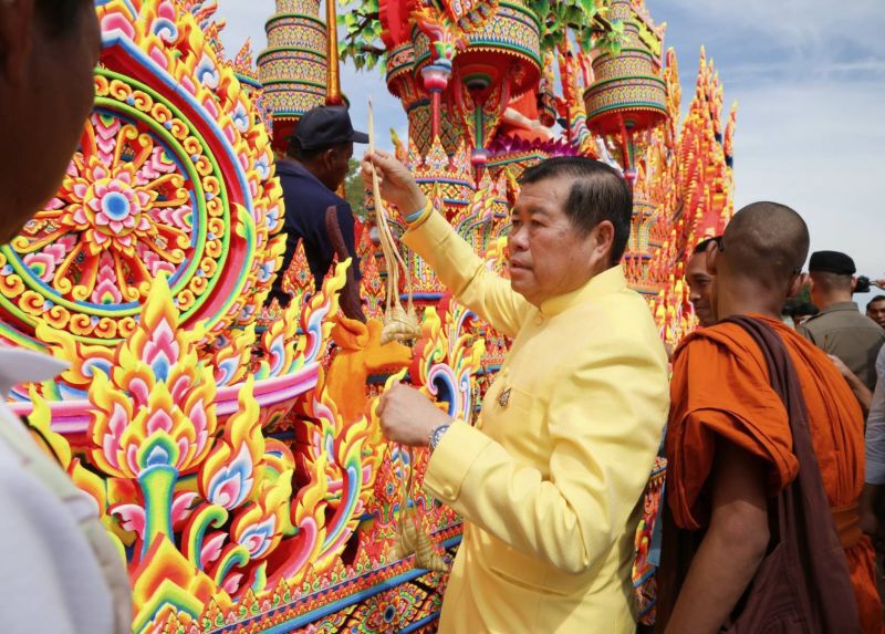 มท.2 เปิดงานประเพณีลากพระ-ตักบาตรเทโว จังหวัดสงขลา