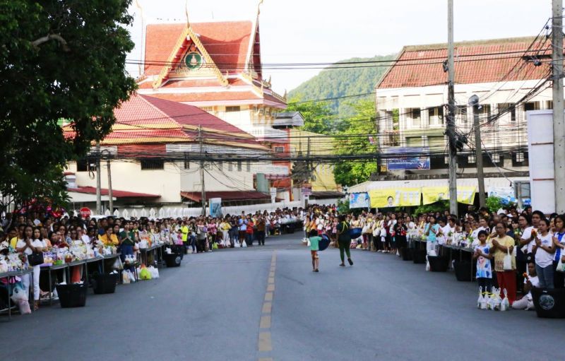 มท.2 เปิดงานประเพณีลากพระ-ตักบาตรเทโว จังหวัดสงขลา