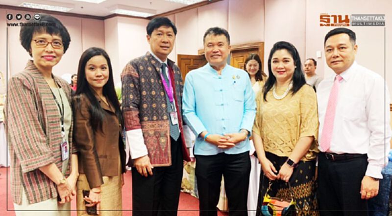 "การบินไทย สนอง นโยบายรัฐบาล คัดเลือกสินค้า OTOP ขึ้นจำหน่ายบนเครื่องบิน" "การบินไทย สนอง นโยบายรัฐบาล คัดเลือกสินค้า OTOP ขึ้นจำหน่ายบนเครื่องบิน"