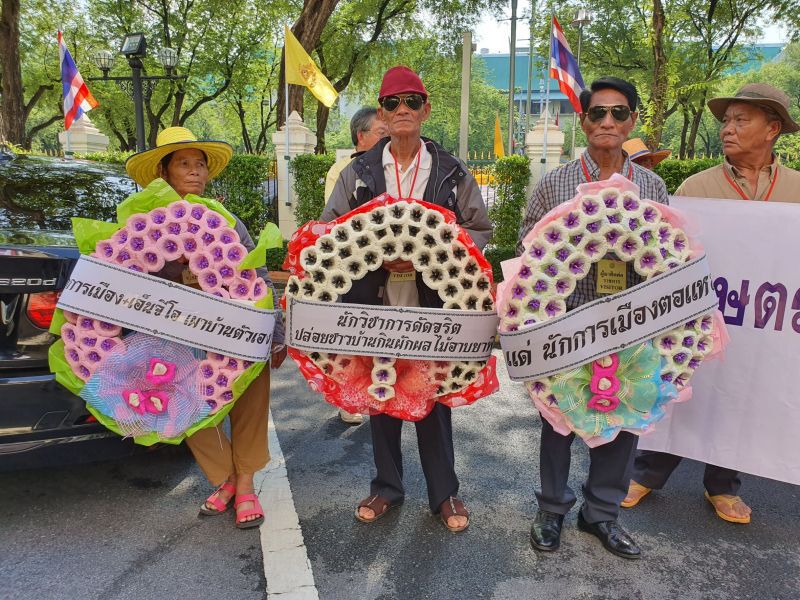เดือด! 'ม็อบมันสำปะหลัง' บุกเกษตรฯ ยื่นพวงหรีด ‘มนัญญา’
