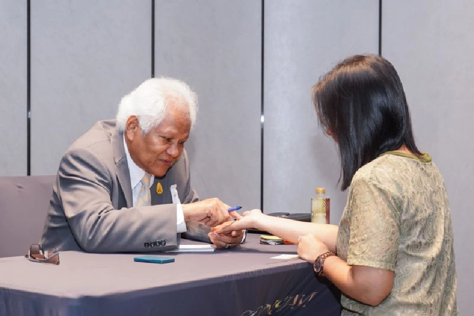 ไอคอนสยามรวมสุดยอดโหราศาสตร์ชื่อดังงาน“สิริวัฒนาพยากรณ์เพื่อคนพิการ”