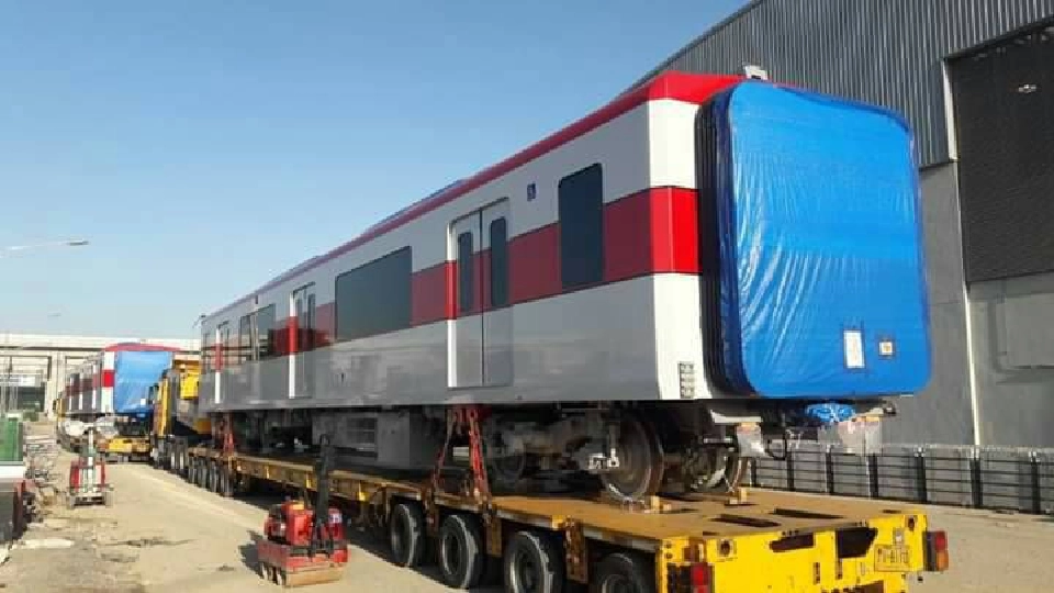 รถไฟฟ้าสายสีแดง 3 คันแรกถึงศูนย์ซ่อมบำรุงบางซื่อแล้ว
