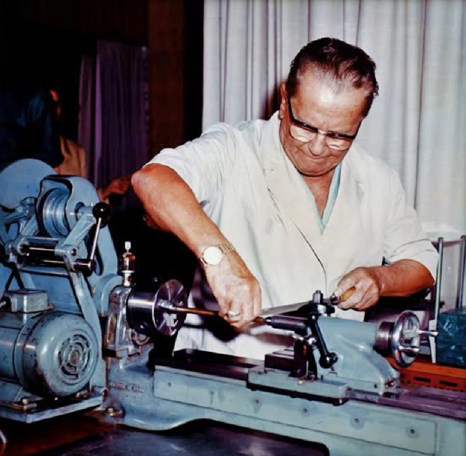 ติโตกำเนิดมาจากช่างเหล็ก