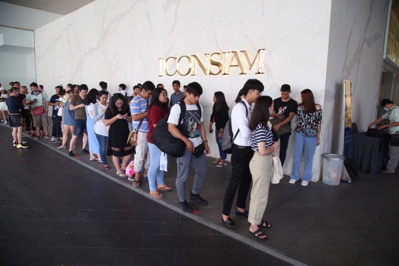 ทะลักแอปเปิ้ลสโตร์ เข้าคิวข้ามคืนซื้อไอโฟน 11 