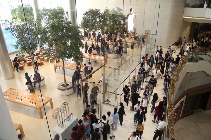 ทะลักแอปเปิ้ลสโตร์ เข้าคิวข้ามคืนซื้อไอโฟน 11 