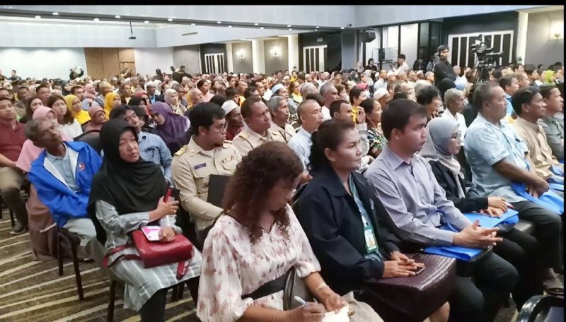 มท.2 ชี้แจงนโยบายประกันรายได้ของรัฐบาล แก่เกษตรกรสวนปาล์มน้ำมันในภาคใต้ ณ จังหวัดปัตตานี
