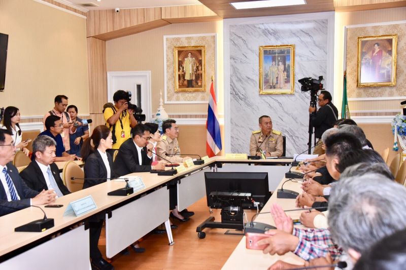 "เฉลิมชัย" พร้อมมาตรการรับมือ "แบน"หรือไม่ "แบน" 3 สารพิษ