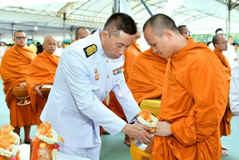ร่วมพิธีบำเพ็ญกุศลวางพวงมาลาเนื่องในวันคล้ายวันสวรรคต ร.5