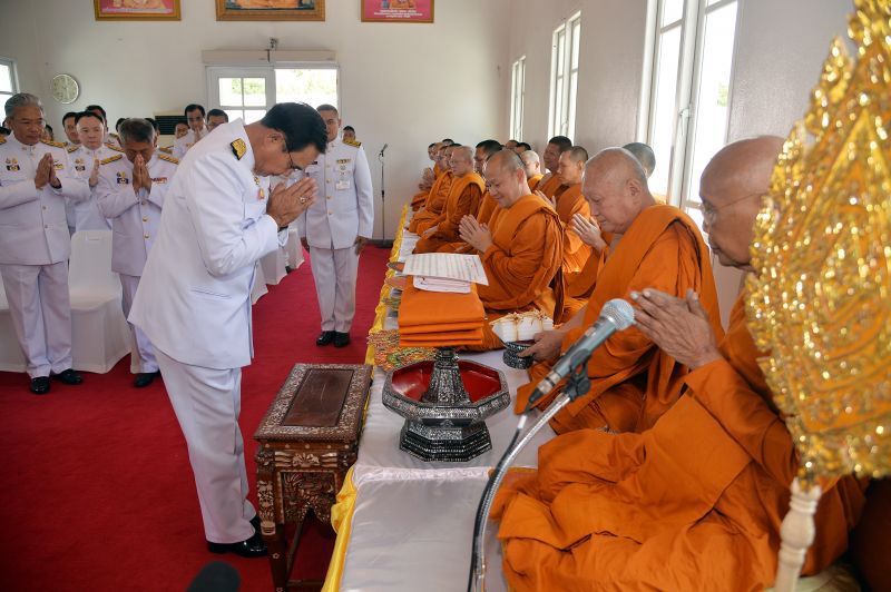 นายกฯ"เป็นประธานถวายผ้าพระกฐินพระราชทาน 