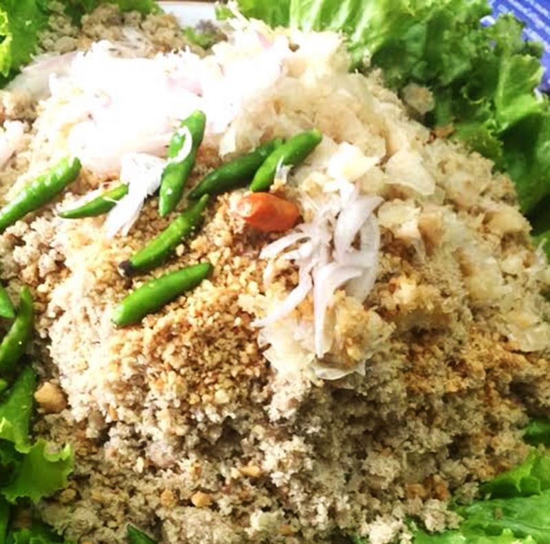 ปลาแนม ไส้กรอกไทย ใบทองหลาง