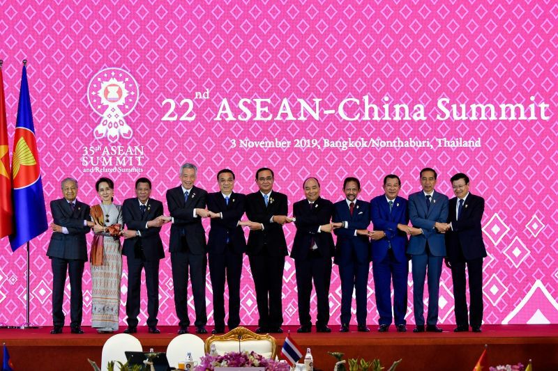 เทียบภาพ อาเซียนจับมือ “ผู้นำจีน” กับ “ตัวแทนทรัมป์”