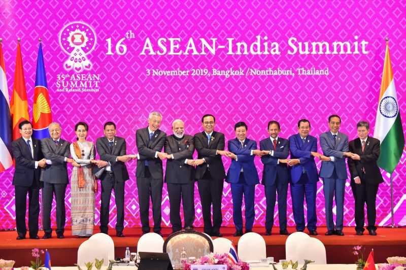 เทียบภาพ อาเซียนจับมือ “ผู้นำจีน” กับ “ตัวแทนทรัมป์”