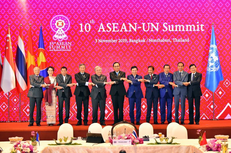เทียบภาพ อาเซียนจับมือ “ผู้นำจีน” กับ “ตัวแทนทรัมป์”