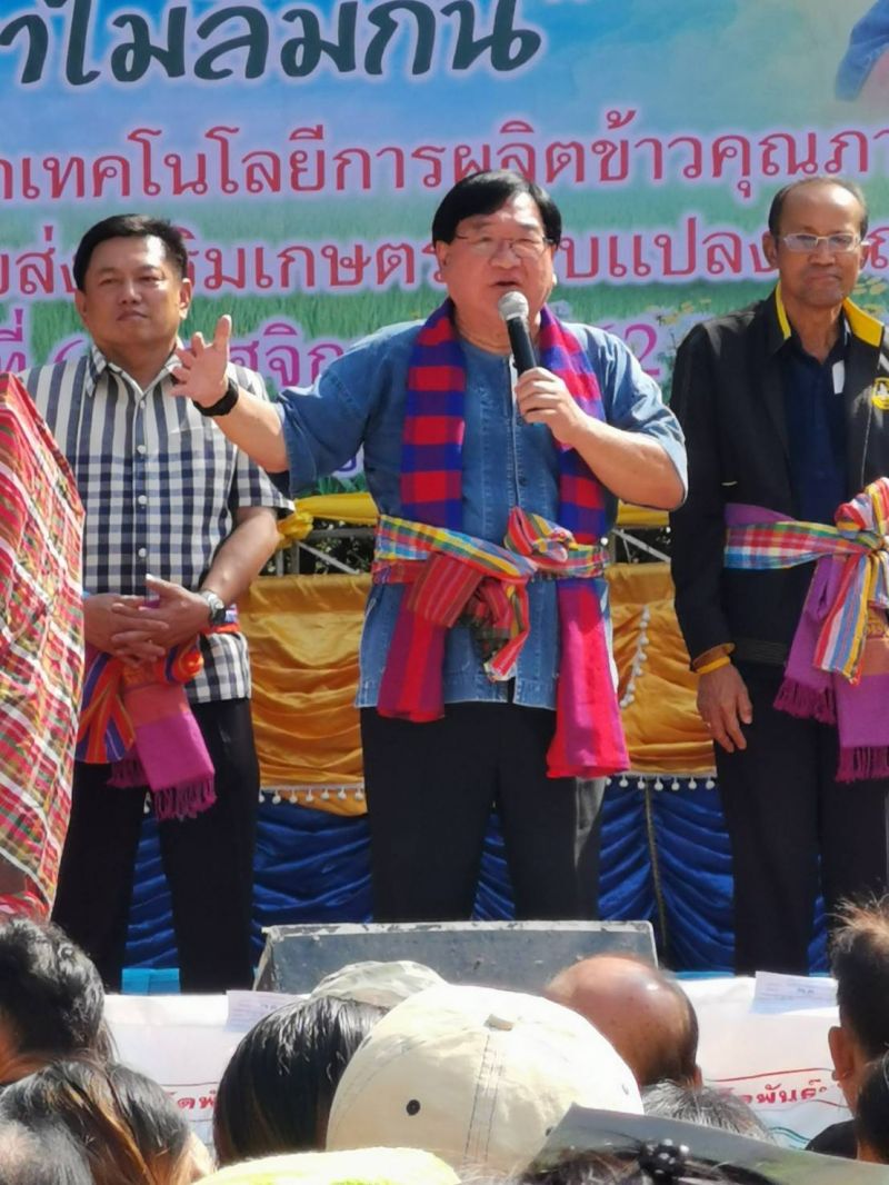 'ประภัตร' เดินสายลุยอีสานแจกเมล็ดพันธุ์ข้าวหลังน้ำลด