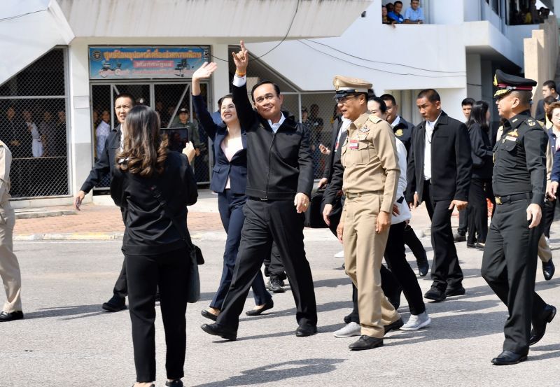  “ลุงตู่”ชูไอเลิฟยูให้เด็ก"เบญจมฯราชบุรี" 