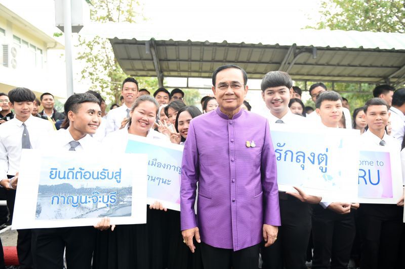  “ลุงตู่”สดชื่นยามเช้า ก่อนล้อมวงถก ครม. 