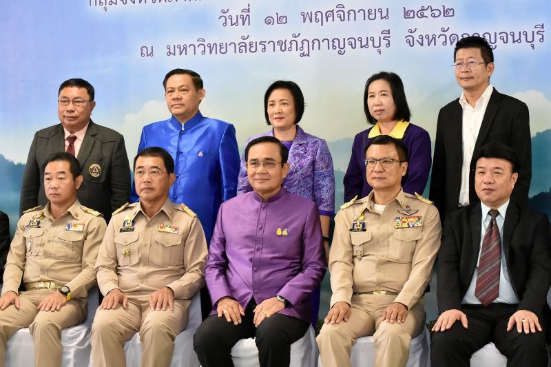  “ลุงตู่”สดชื่นยามเช้า ก่อนล้อมวงถก ครม. 