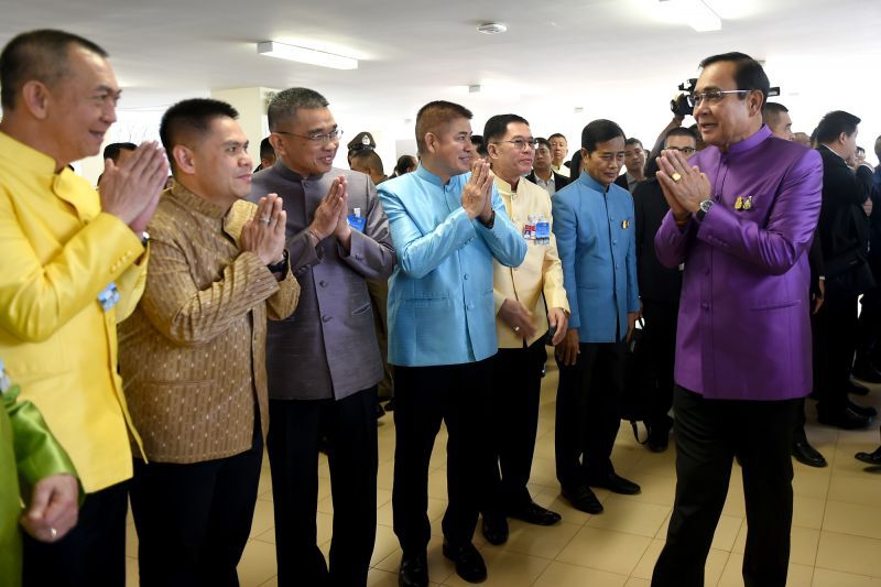  “ลุงตู่”สดชื่นยามเช้า ก่อนล้อมวงถก ครม. 