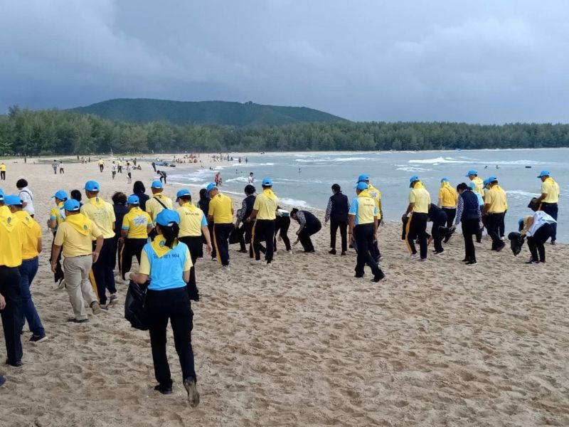จิตอาสาพระราชทาน 904 วปร.ร่วมปรับภูมิทัศน์หาดสมิหลา 