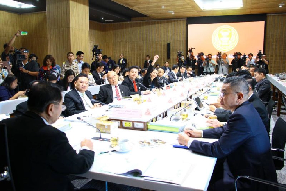   “ปารีณา”ปะทะ“เสรีพิสุทธ์” กลางวงกมธ.ปราบโกง