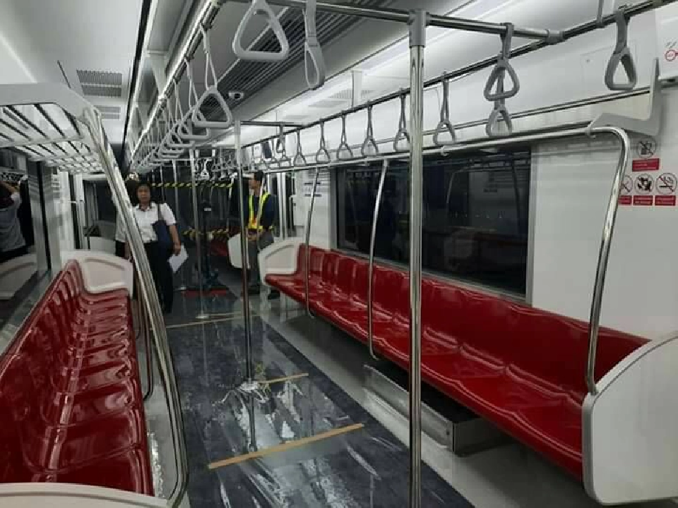 ประชันโฉมขบวนรถไฟฟ้า  "MRT-BTS- สายสีแดง"