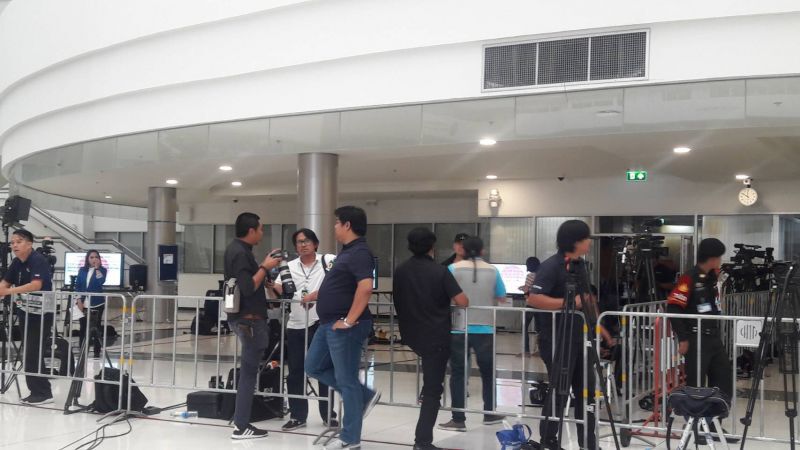 สาวกอนค.ร่วมลุ้นปม“ธนาธร”ถือหุ้นสื่อ“รอด-ไม่รอด” 